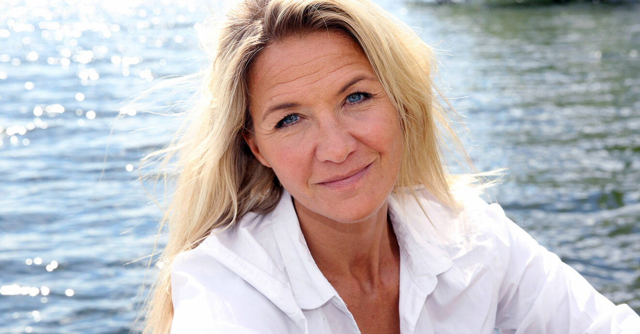Kristin Kaspersen sitter vid ett vattendrag