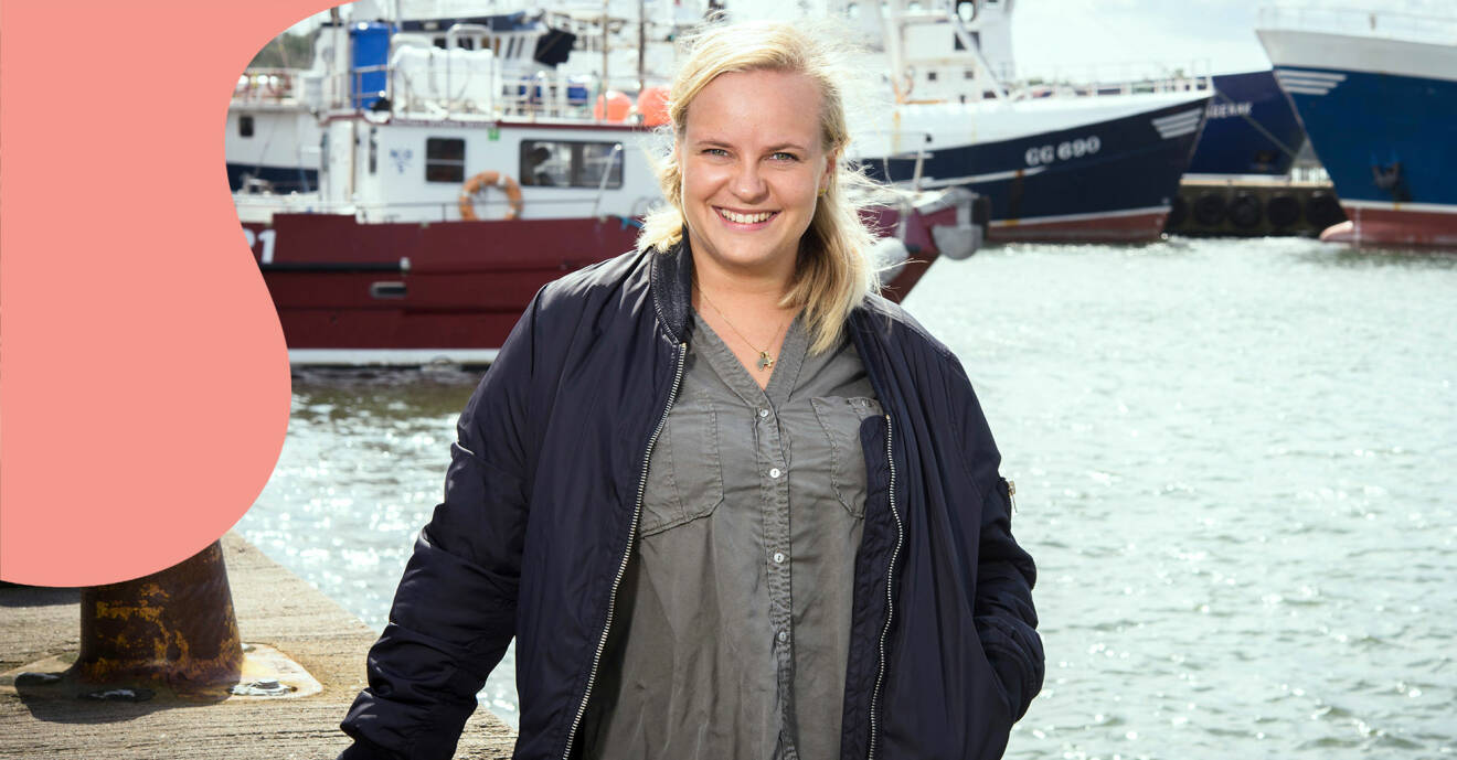 Evelina Fasth står i hamnen. Snart lämnar hon Sverige för att arbeta som volontär i Afrika.