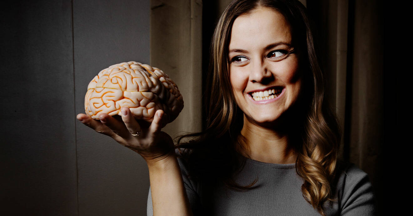 Katarina Gospic håller i en modell av en hjärna