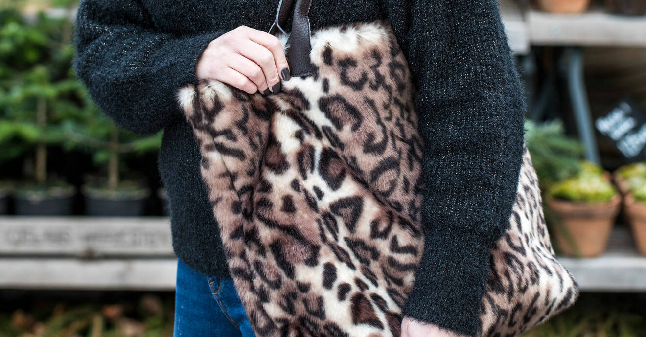Detaljbild av väska sydd i fuskpäls med leopardmönster.