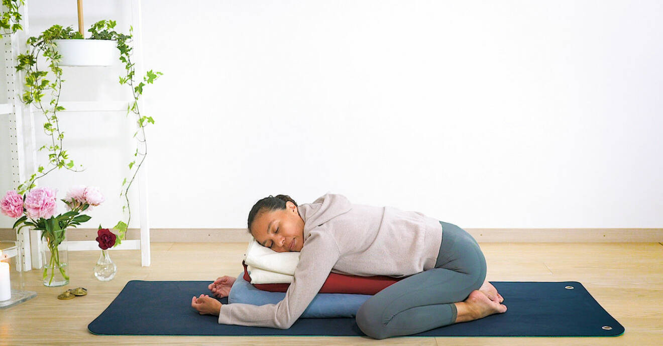 Yogainstruktör visar yogaövningar som hjälper dig med mensvärk och pms