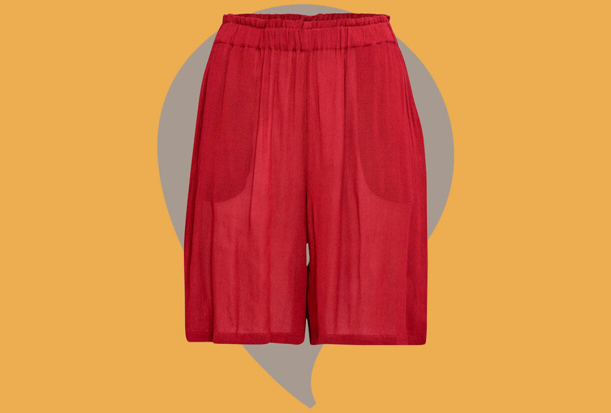 Röda shorts med volang i midjan