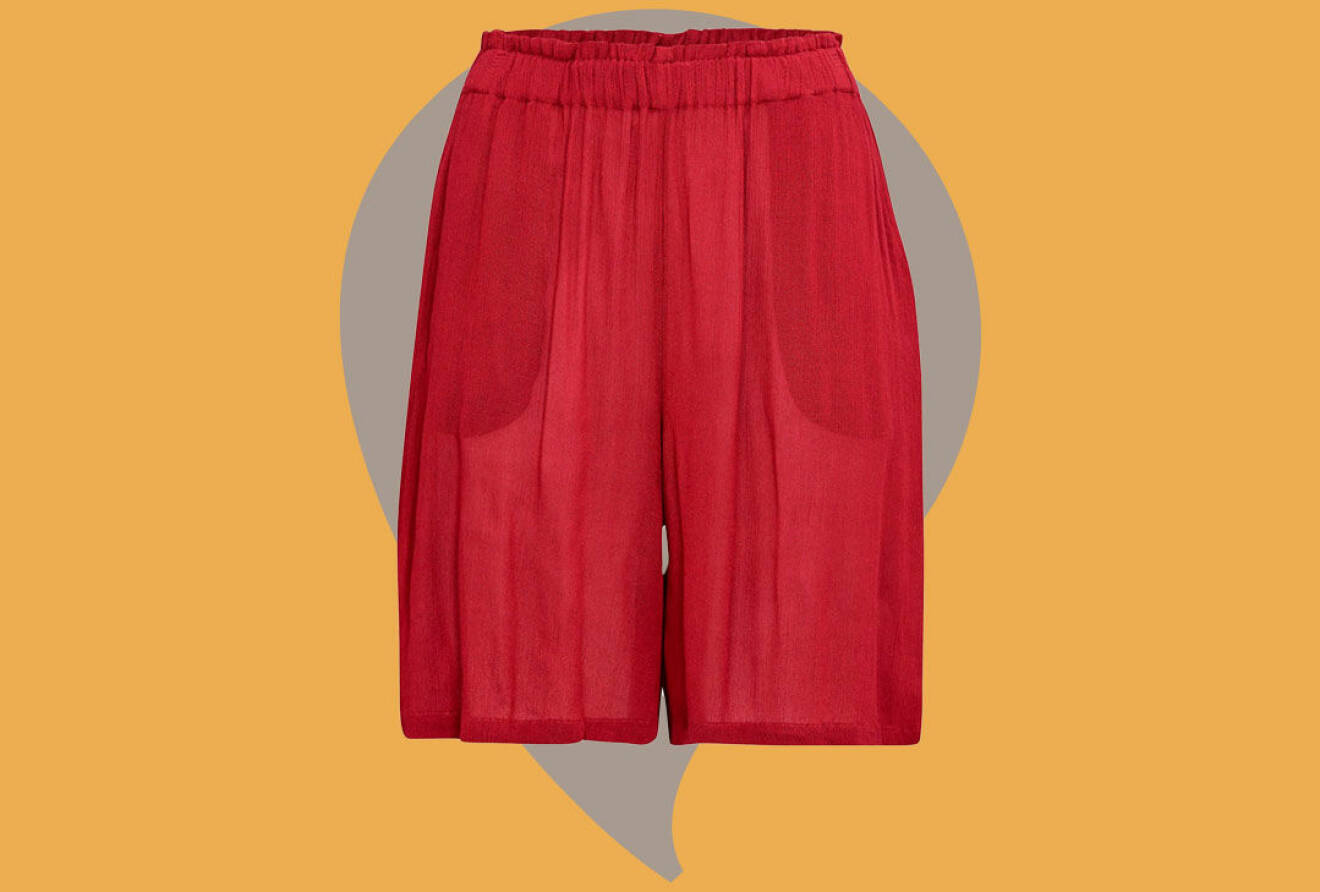 Röda shorts med volang i midjan