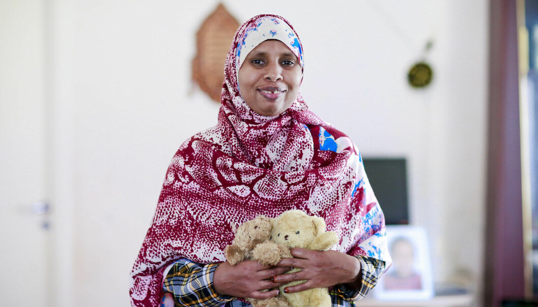 Sahra Ibrahim tjänstgör som doula
och hjälper födande kvinnor. Själv är hon uppvuxen i först Somalia och sen Kenya, men har bott i Sverige i över 20 år.
När kulturkrockar och språksvårigheter uppstår kan Sahra förklara. Doulan Sahra håller i två nallar och berättar om sitt arbete med att hjälpa kvinnor under deras förlossningar.