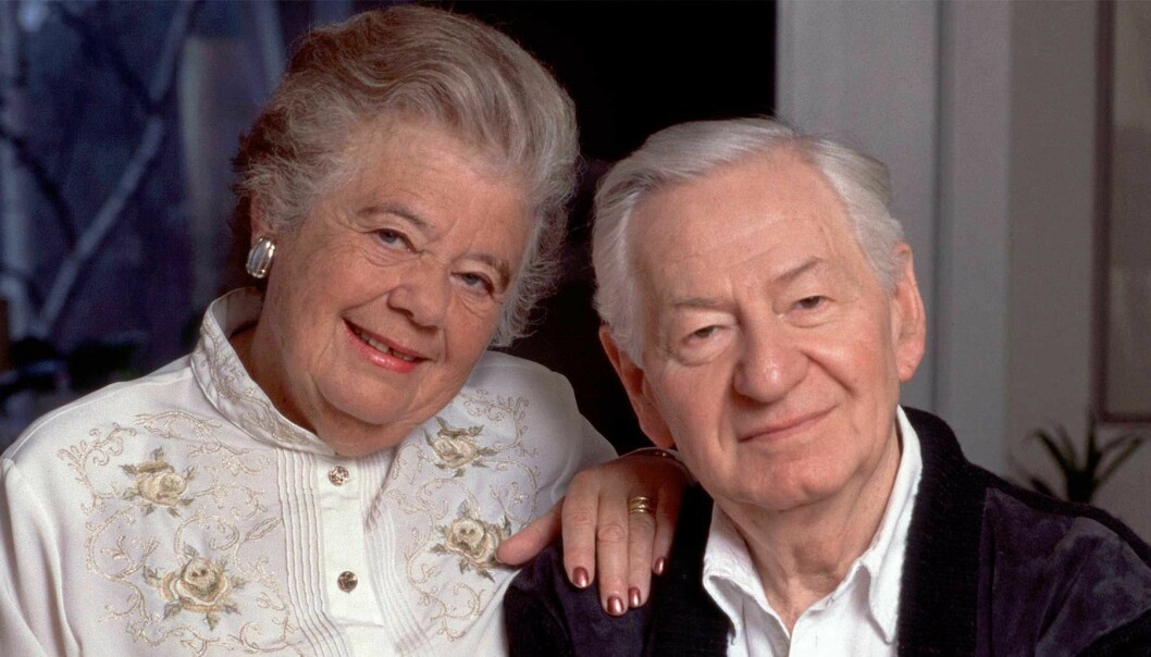 I boken <i>Den tunna isen</i> utforska Lena Einhorn förhållandet till föräldrarna Nina och Jerzy Einhorn. Lena Einhorns föräldrar Nina och Jerzy Einhorn