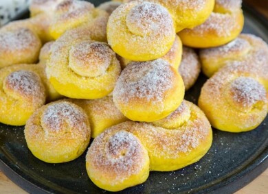 Fredriks fikas saftiga saffransbullar med socker är perfekta att baka på förhand och sedan plocka fram ur frysen när julafton närmar sig. Foto: Fredrik Nylén Saftiga saffransbullar med socker från bloggen Fredriks fika.