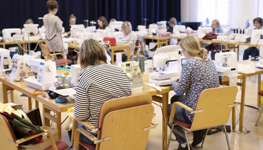 På sylandet förenas deltagarna i sin kärlek till sömnad och handarbete. <i>Foto: Julia Sjöberg</i>
