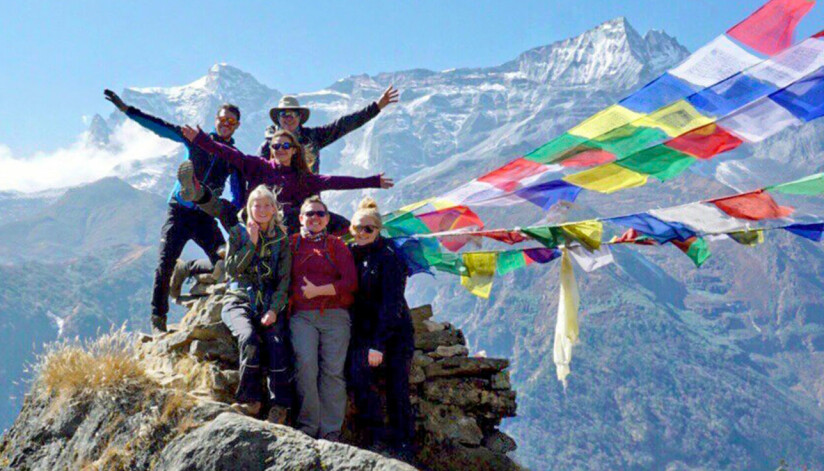 Saga och vandringsgruppen framför en storslagen utsikt. Saga och vandringsgruppen fotograferade i Himalaya.