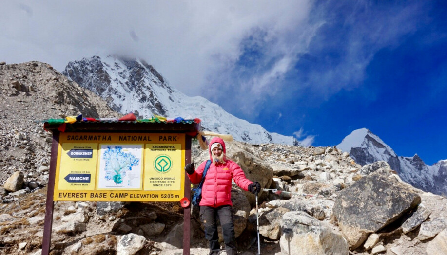 Bara en timme ifrån sitt mål tvingades Saga vända neråt igen. Saga vid en skylt i Himalaya.