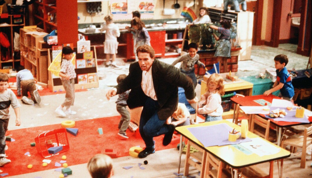 Arnold Schwarzenegger försöker få ordning i klassrummet i <i>Dagissnuten</i>. Dock oklart om barnens energinivå beror på socker eller ej. Foto: TT Arnold Schwarzenegger jagar barn i filmen Dagissnuten.