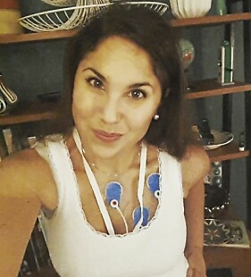 Andréas EKG var inte som det skulle, men det dröjde ändå till hon fick hjälp. Stress eller utbrändhet var läkarnas diagnos. Andréa på sjukhuset med medicinsk utrustning på bröstet.