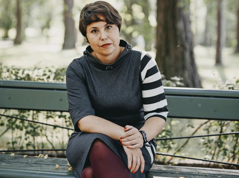 ”Ett av mina mål är att orka springa fem kilometer igen, att känna hur mina lårmuskler får jobba”, säger Andréa som kämpar för att komma tillbaka till ett normalt liv. Andréa sitter på en bänk och berättar om vägen tillbaka efter den tysta hjärtinfarkten.