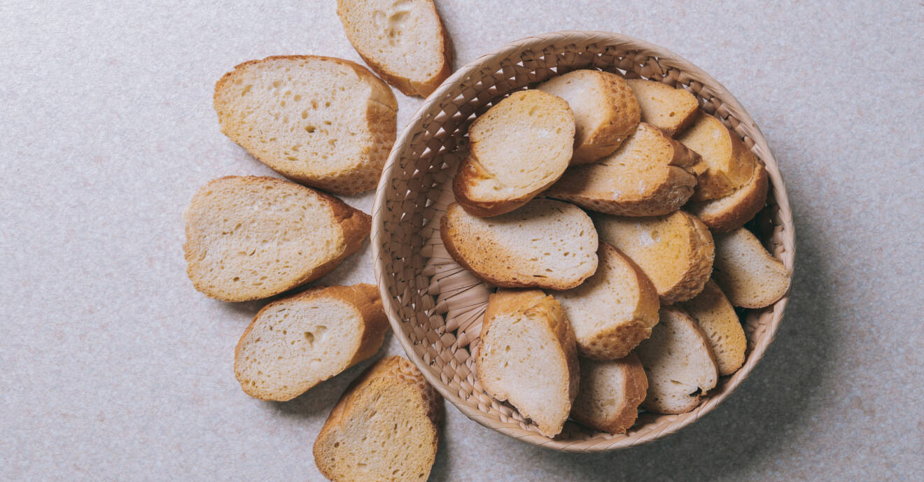 Är brödet fortfarande lite fuktigt kan du torka det i ugnen innan du gör ströbröd av det.