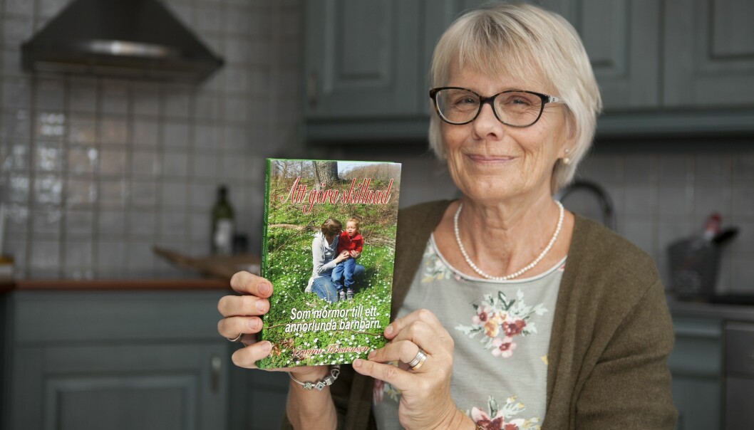 Carina är aktuell med boken <i>Att göra skillnad – som mormor till ett annorlunda barnbarn</i>. Carina visar upp omslaget till sin bok Att göra skillnad - som mormor till ett annorlunda barnbarn.
