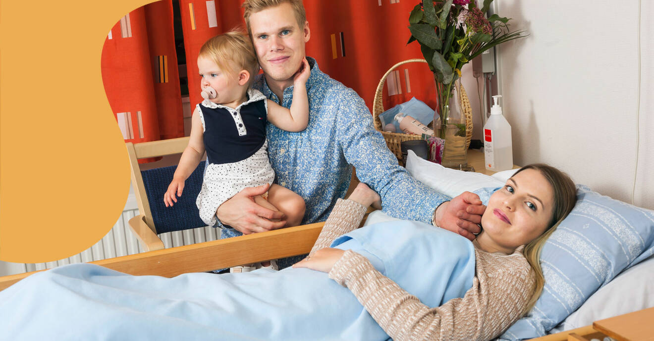 Åsa Brännmark ligger i sängen på äldreboendet där hon tvingas bo efter en olycka. Här omgiven av sin man och deras dotter.