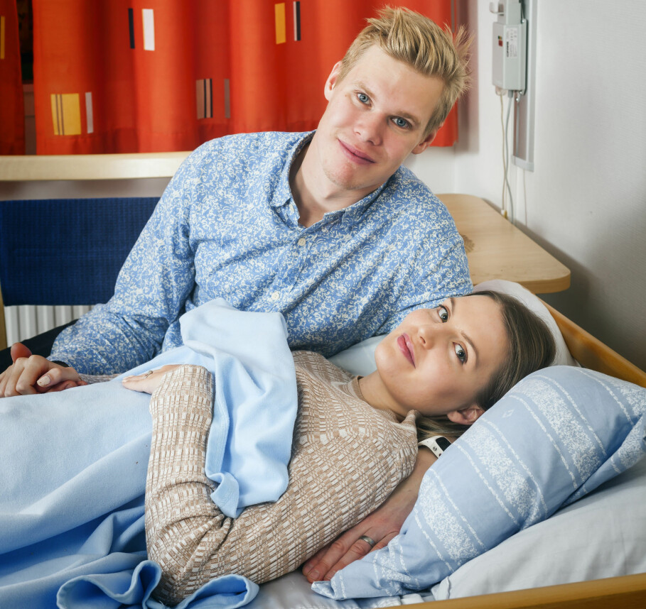 Marcus har inte vikit en sekund från Åsas sida sedan hon blev sjuk. Marcus stöttar Åsa. Här håller han om henne i sängen på korttidsboendet.