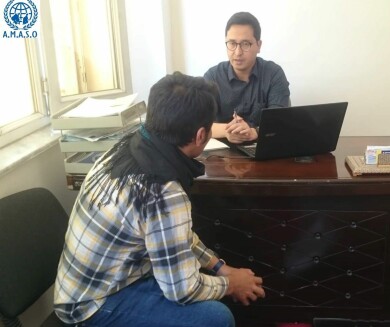 Abdul Ghafoor i samtal med en man som utvisats till Afghanistan från Europa. Foto: Privat Abdul Ghafoor vid Afghanistan Migrants & Support Org i samtal med en man som utvisats till Kabul.