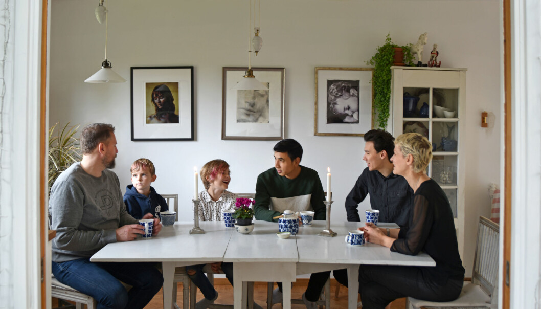 Joanna och Tomas fikar tillsammans med barnen Selma och Tim och ungdomarna Nas och Mehdi i villan utanför Stockholm. Foto: Privat Joanna Ågren och maken Tomas tillsammans med barnen Selma och Tim och ungdomarna Nas och Mehdi i villan utanför Stockholm.