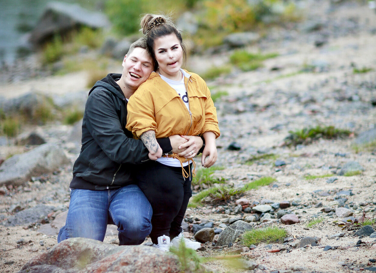 Emelina och Mikael träffades via en dejtingapp och föll pladask för varandra. Emelina och Mikael håller om varandra.