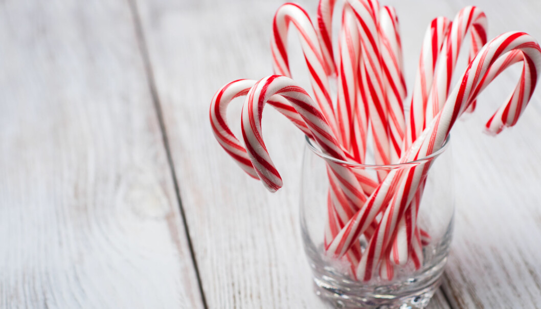 Foto: Shutterstock/TT Enkelt recept: Så här gör du fina polkagrisstänger till jul.