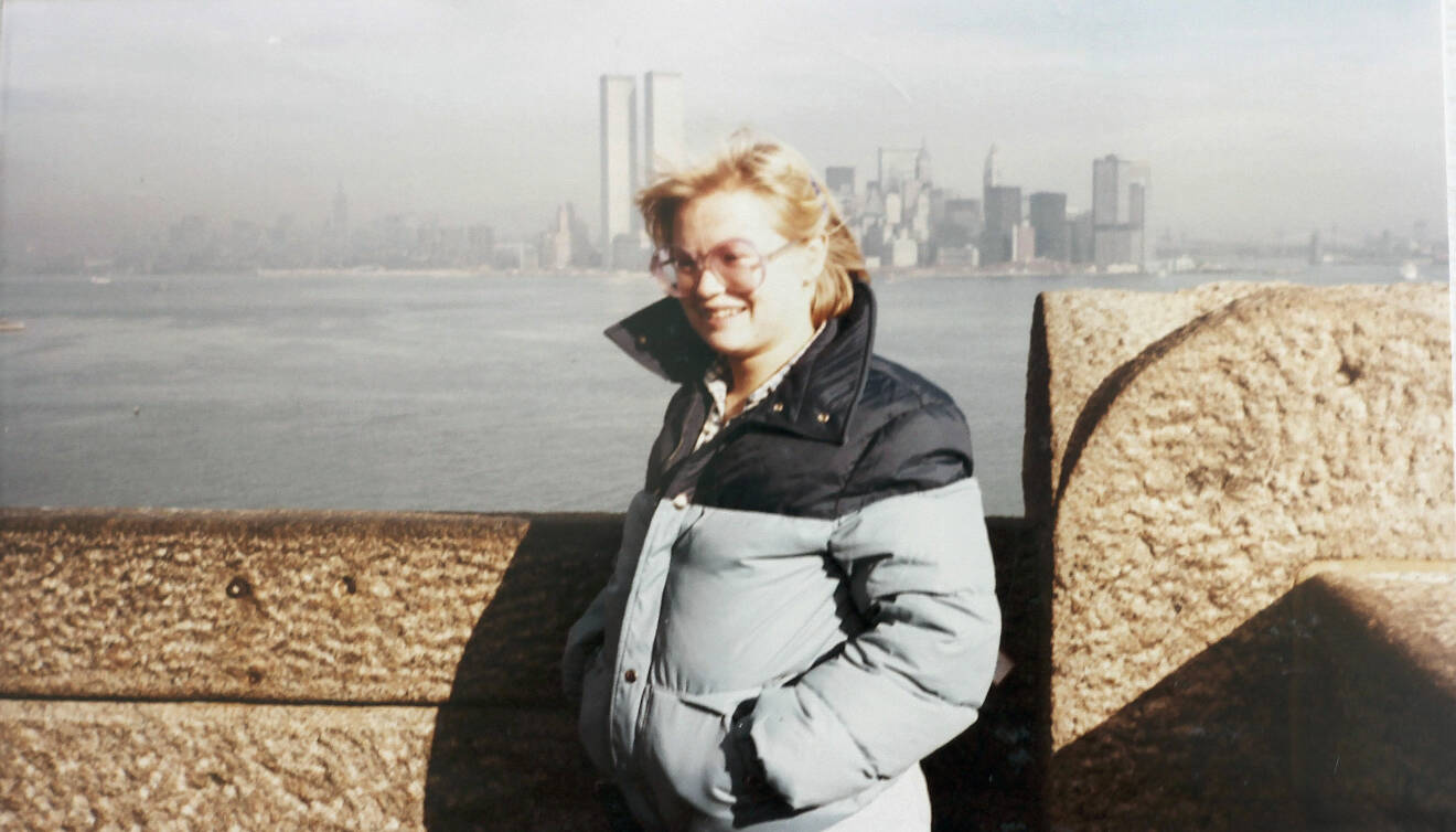 19-åriga Helén med  utsikt över Manhattan och World Trade Centers forna tvillingtorn.