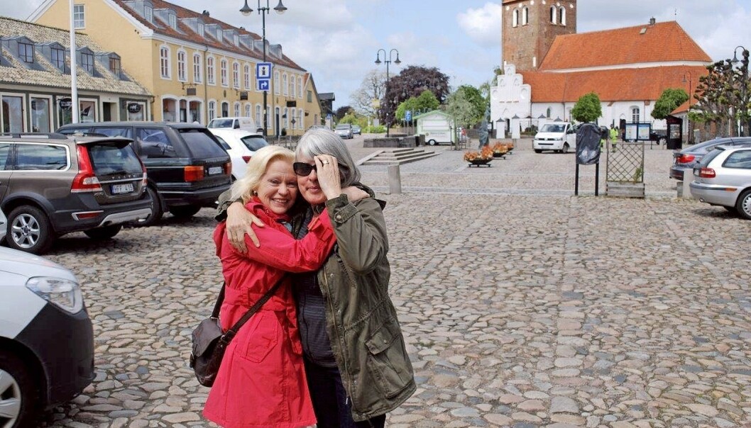 ”Vi kramades länge och grät”, berättar Helén om ögonblicket då hon och Monica möttes igen, i Båstad 2015. Foto: Privat Helén och Monica kramas om när de träffas i Båstad.