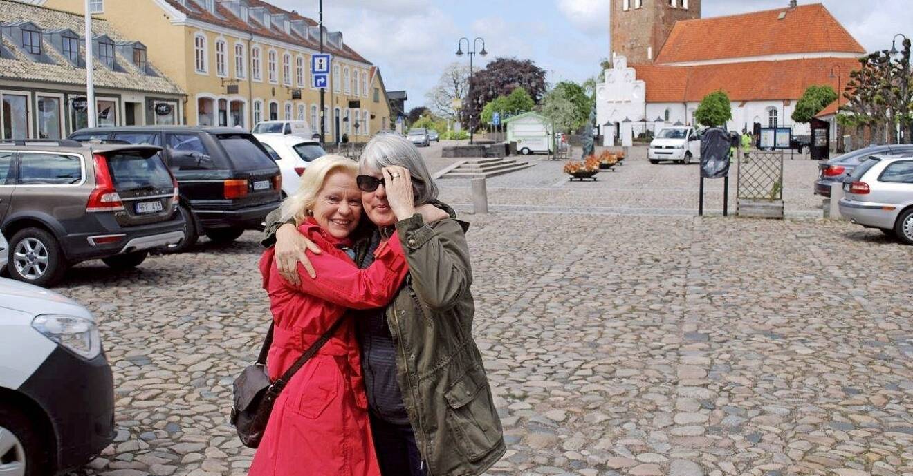 Helén och Monica kramas om när de träffas i Båstad.
