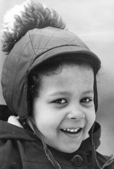 Uppväxten i adoptivfamiljen var trygg och kärleksfull. Porträtt av Sathima som barn, fotograferad hos sin adoptivfamilj.