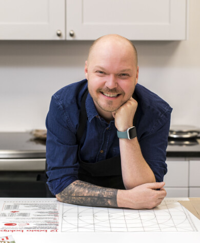 Fredrik Nylén driver den framgångsrika bakbloggen Fredriks fika. Foto: Christina Uhlin Fredrik Nylén driver bakbloggen Fredriks fika hos allas.se.