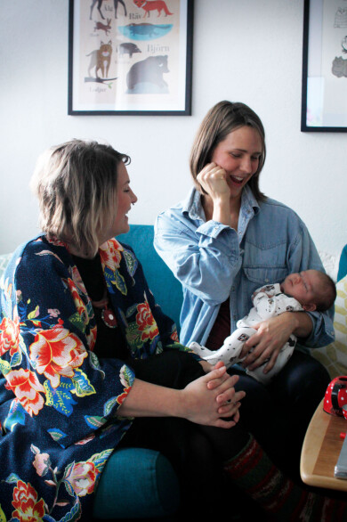 Filippa Risbecker tycker att kvinnor borde ha fler valmöjligheter kring sin förlossning, exempelvis genom en subventionerad doulatjänst. Foto: Lovisa Svedlund. Filippa Risbecker och doulan Tove Lundlycke berättar om hur det är att foda barn med en doula.