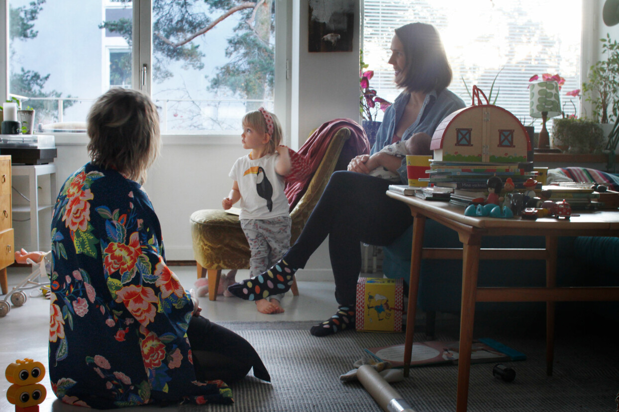Att anlita en doula hjälpte Filippa Risbecker även efter förlossningen: "Allt har läkt snabbare efteråt, jag känner mig lugn och har inte känt av hormonerna på samma sätt", säger hon. Foto: Lovisa Svedlund. Tove Lundlycke och Filippa Risbecker pratar om hur det ar att ha med en doula på forlossningen.
