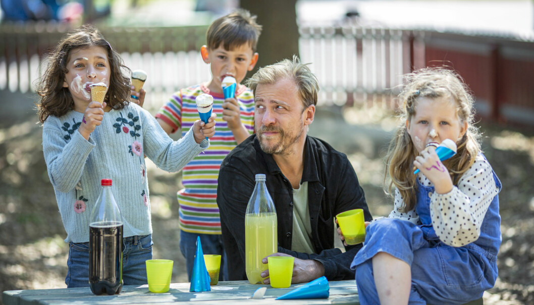 I höst kan vi se Erik som programledare i tv-serien <i>Den perfekta föräldern</i>. Erik Johansson i SVT:s serie En perfekt förälder.