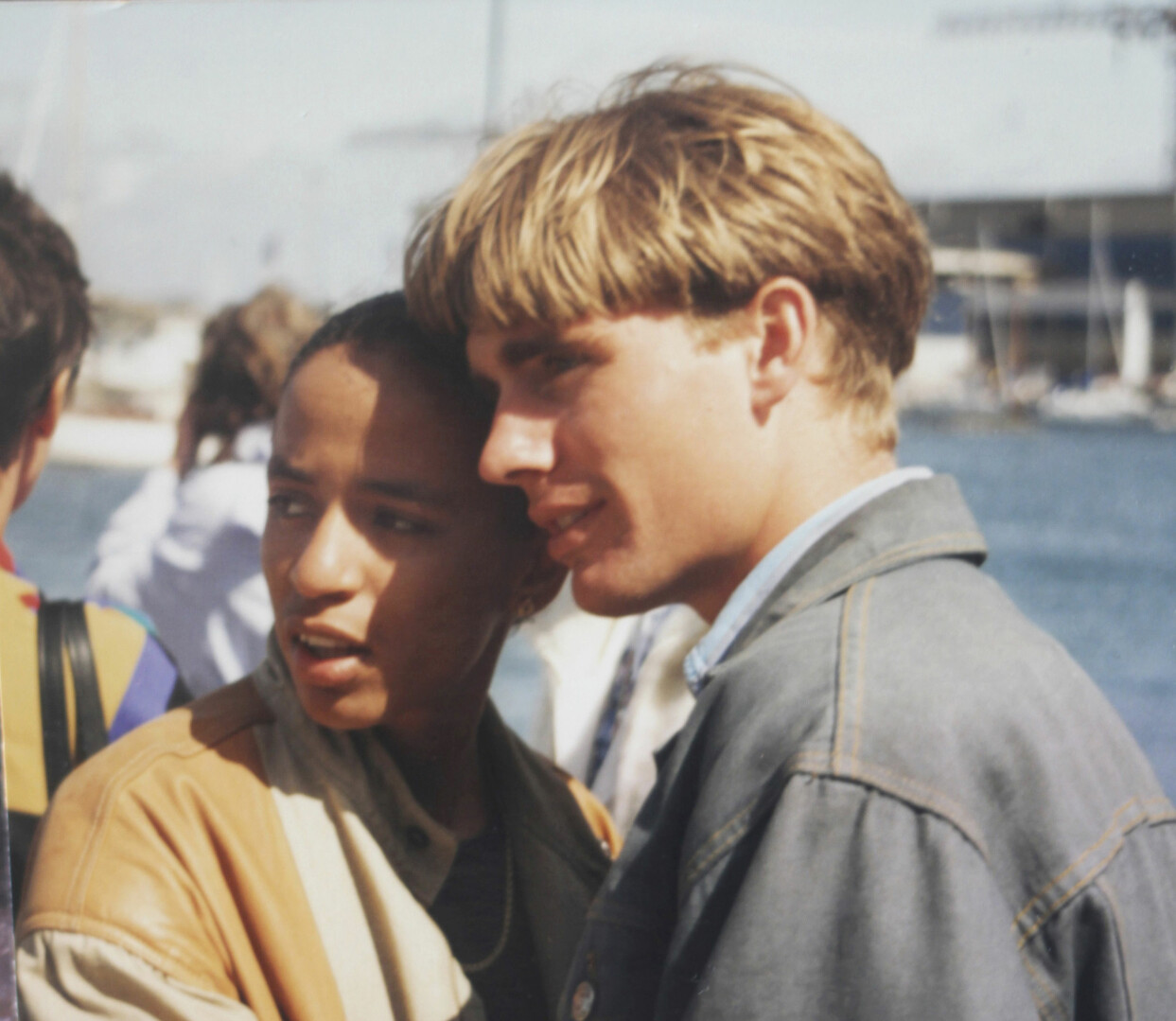 Det som började med irritation slutade i kärlek för Cathy och Martin Walker. Foto: Privat Cathy och Martin träffades som tonåringar i Karibien.
