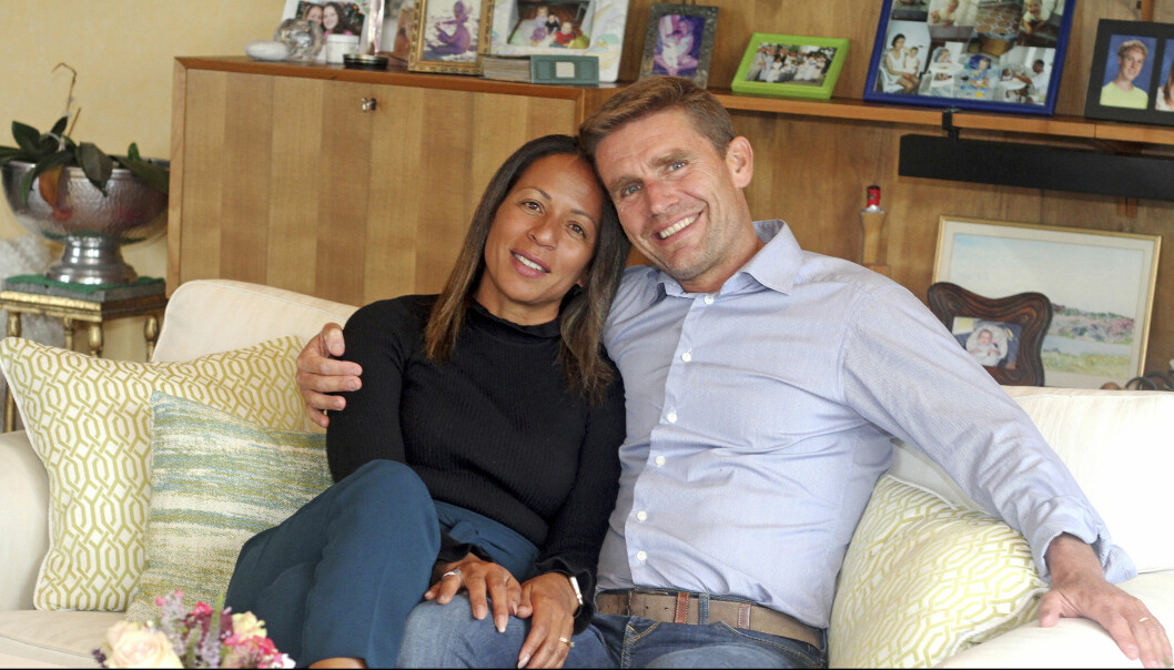 Anpassningen var inte lätt för Cathy till en början men nu älskar hon Sverige och naturen här. Cathy och Martin sitter tillsammans i en soffan och berättar om sitt gemensamma liv.