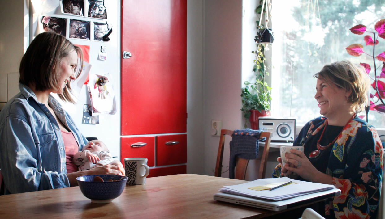 Innan Lowa, fem veckor, föddes anlitade Filippa Risbecker doulan Tove Lundlycke för att få stöd i sin graviditet och förlossning. Foto: Lovisa Svedlund. Filippa Risbecker och doula Tove Lundlycke berattar om hur det funkar att foda med en doula.