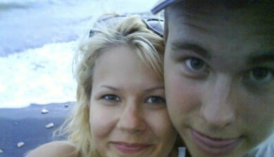 Hannah och Christian fastnade för varandra redan på högstadiet och kärleken bara fortsatte att spira. Selfie av Hannah och Christian som är tagen vid vattenbrynet på en strand när de var 13 år och nykära.