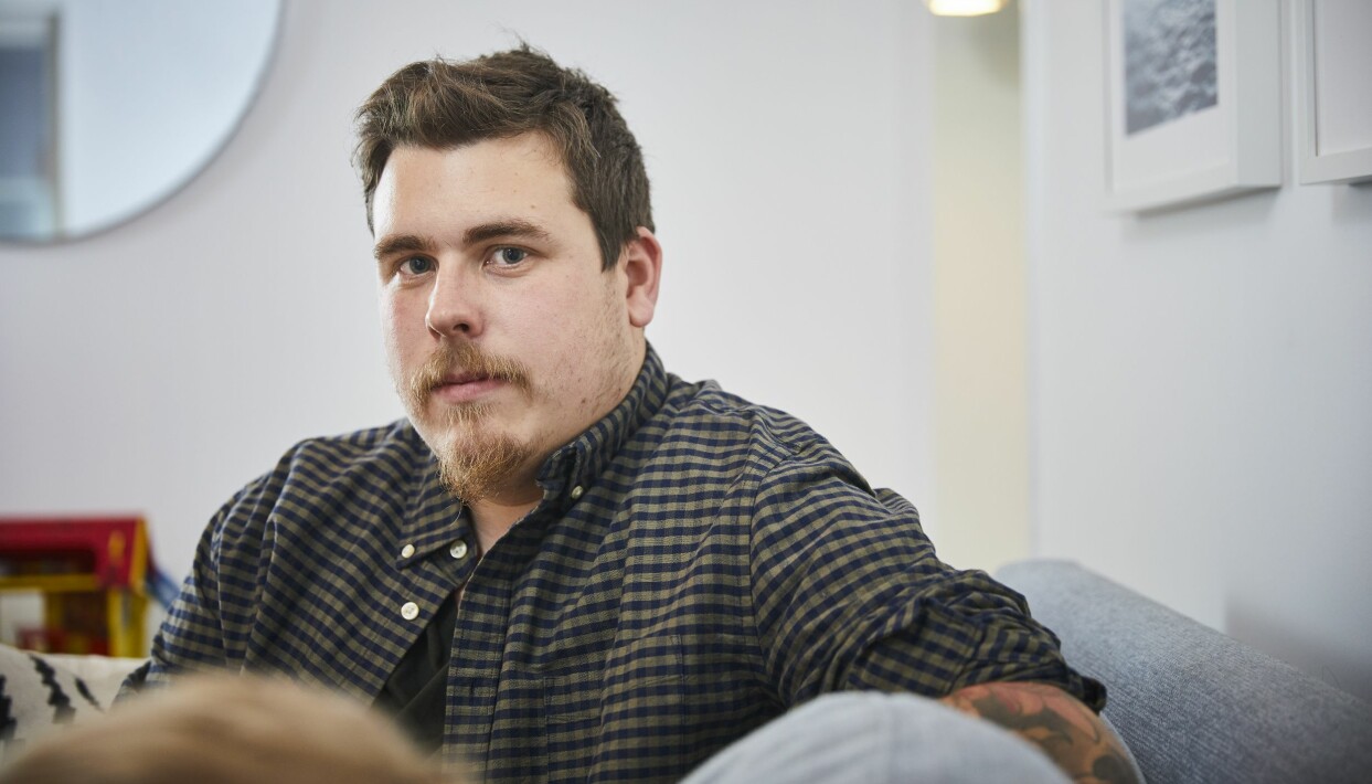 Huvudvärk var första tecknet på att Christian hade drabbats av en stroke. Christian sitter hemma i soffan och berättar om hur det var att drabbas av en stroke.