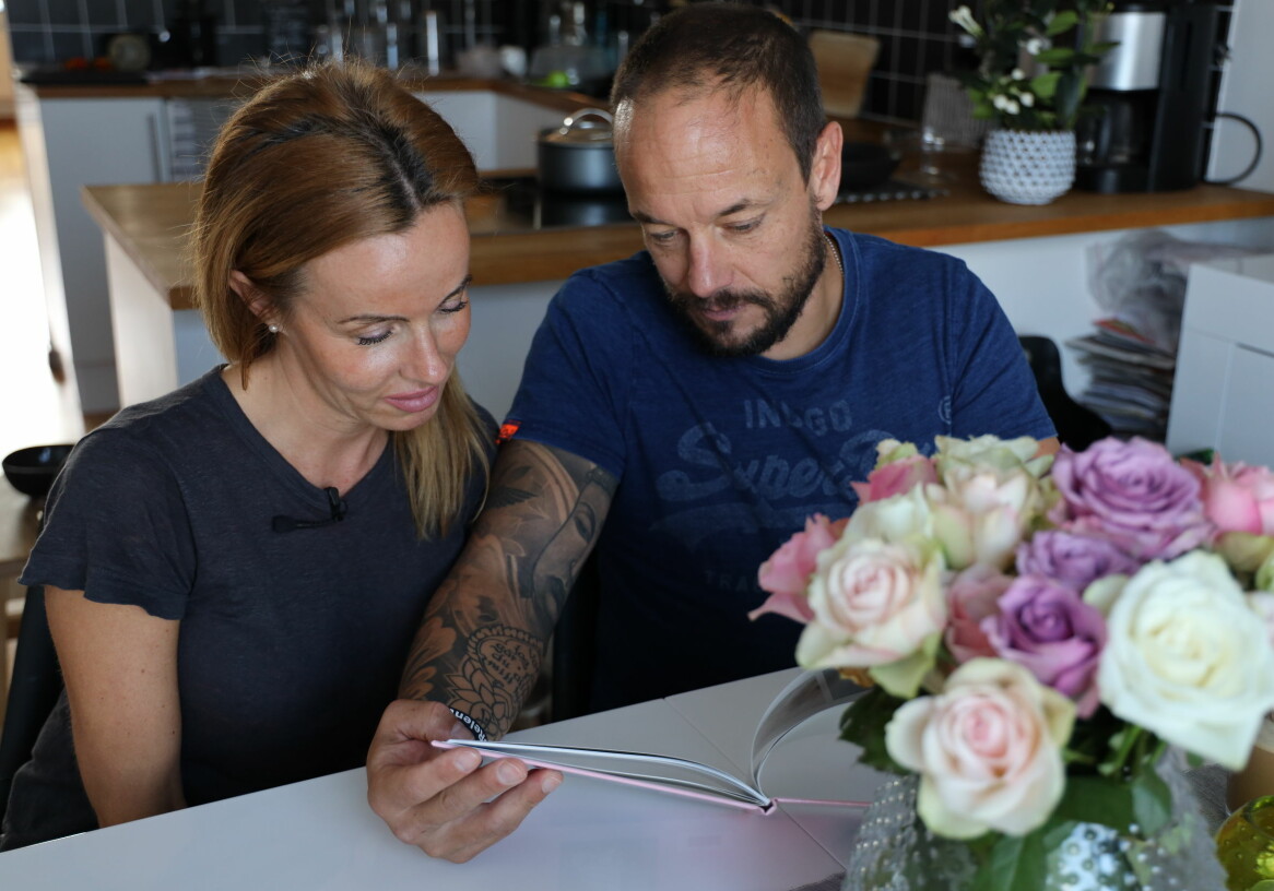 Emma och Rickard tittar på bilder i en fotobok som Eleonoras assistenter gett dem. Foto: Cecilia Ahle Emma Aldin och Rickard Lundqvsit tittar i ett fotoalbum i lägenheten i Malmö.