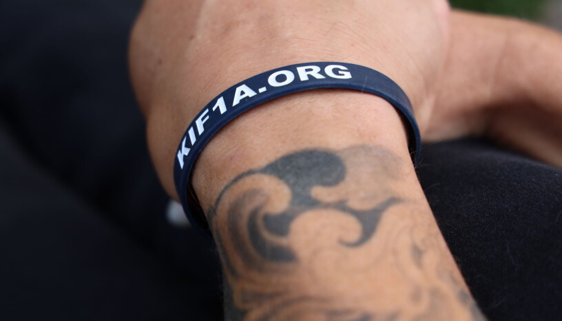 Rickard ägnar mycket tid åt att sprida kunskapen om Eleonoras genmutation, som kallas KIF1A. Foto: Cecilia Ahle Rickard Lundqvists armband som visar att han stöttar organisationen som sprider kunskap om genmutationen KIF1A.