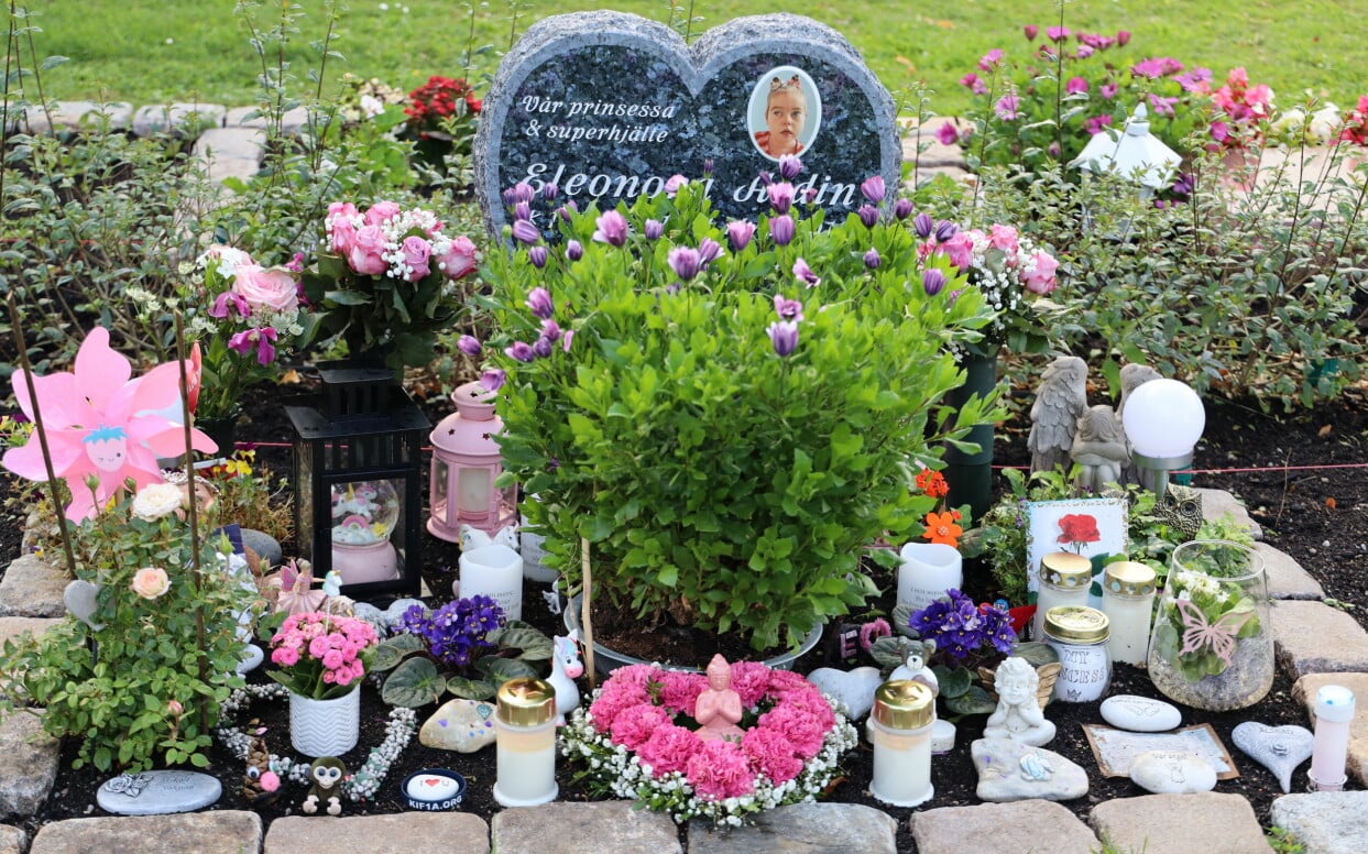 Eleonoras viloplats är smyckad med minnessaker, gosedjur, blommor, ljus och fotografier. Foto: Cecilia Ahle