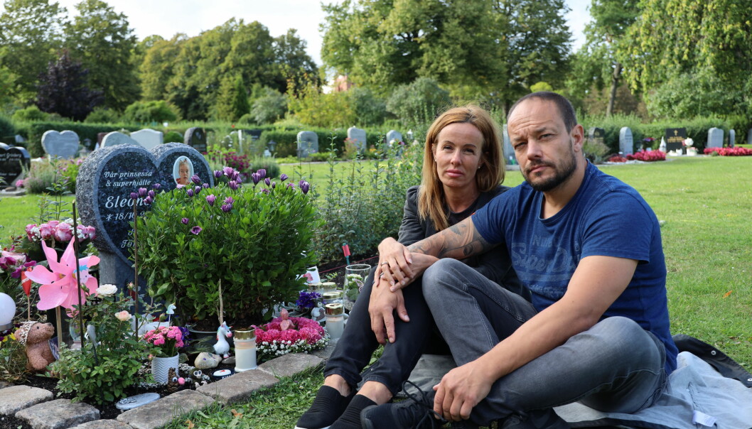 Emma Aldin och Rickard Lundqvist framför dottern Eleonora Aldins grav på Limhamns kyrkogård i Malmö. Foto: Cecilia Ahle Emma Aldin och Rickard Lundqvist framför dottern Eleonora Aldins grav på Limhamns kyrkogård i Malmö