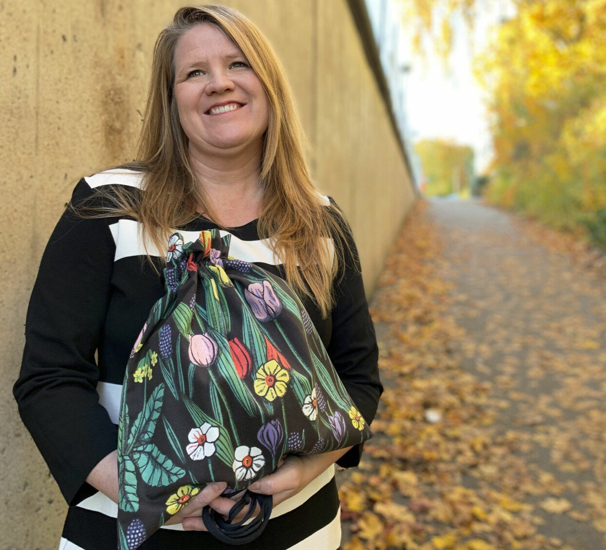 Hanna Lundstedt gör textilurnor av återbrukat tyg. Här finns möjlighet att välja ett tyg som har anknytning till den avlidne eller på annat sätt få en personlig utformning. Hanna Lundstedt gör personligt utformade textilurnor av återbrukat tyg.