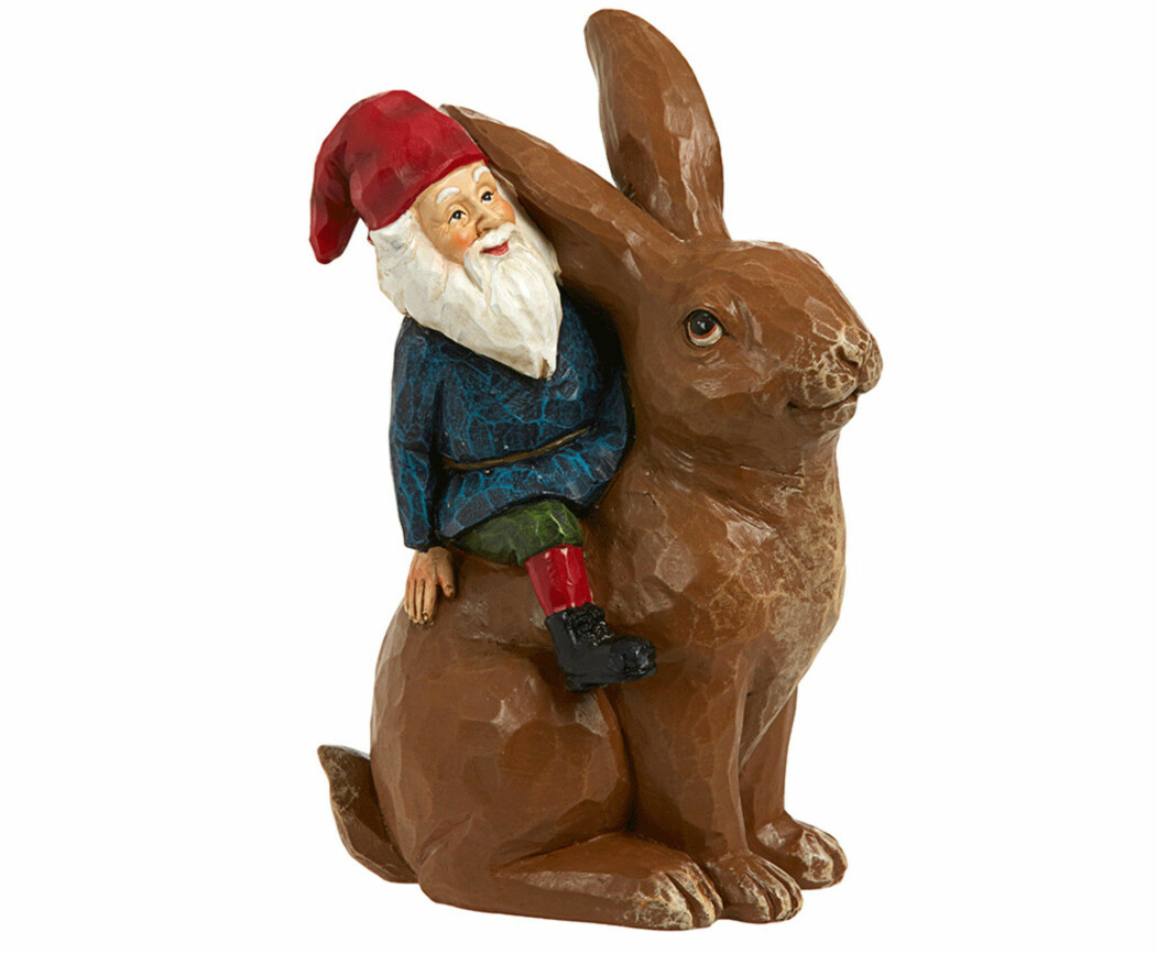 Tomte som sitter på en stor kanin, från Åhléns