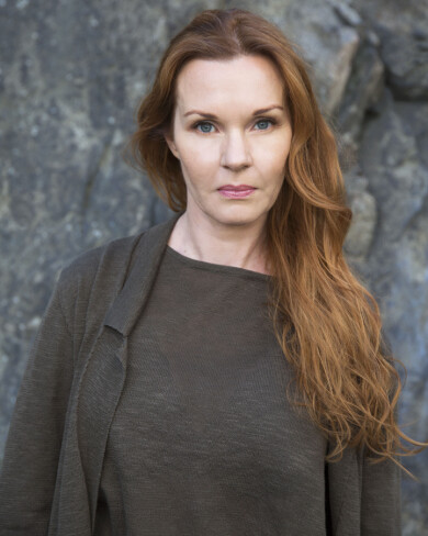 Pia var tvungen att förhålla sig till vissa regler. Om hon bröt mot dem hotade han med att kasta ut både henne och barnen. Pia Johansson, som blev kär i en psykopat, fotograferad framför ett träd.