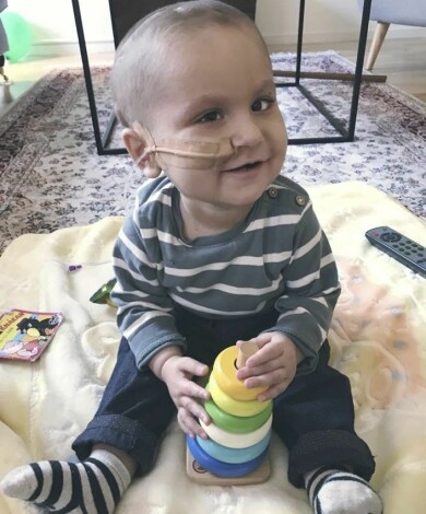 Tiger var bara fem månader gammal när han fick cancer. Foto: Privat Tiger var fem månader gammal när han fick cancer. Här sitter han och leker samtidigt som han har en slang i näsan.