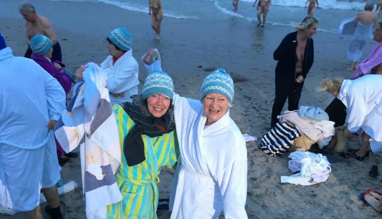 Danskarna älskar vinterbad! Foto: Lars Bo Axelholm. Grevinnan Alexandra och Mette Hust i badrockar på stranden vid Skagen under Vinterbadarfestivalen.