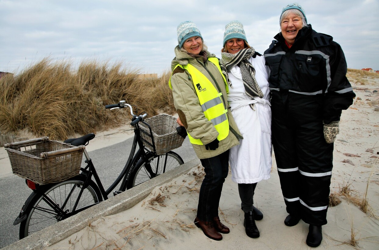 Skånska Else Andersson Lehn -Jensen med vännerna Hanne Bang Andersen och Birte Gronfeldt på Skagens strand. Foto: Hélène Lundgren. Vinterbadaren Skånska Else Andersson Lehn-Jensen på Skagens strand tillsammans med två danska vänner.