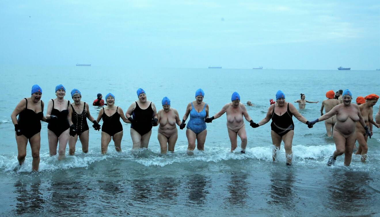 Iskallt vatten - men varma skratt under vinterbadet där många kvinnor badar tillsammans.