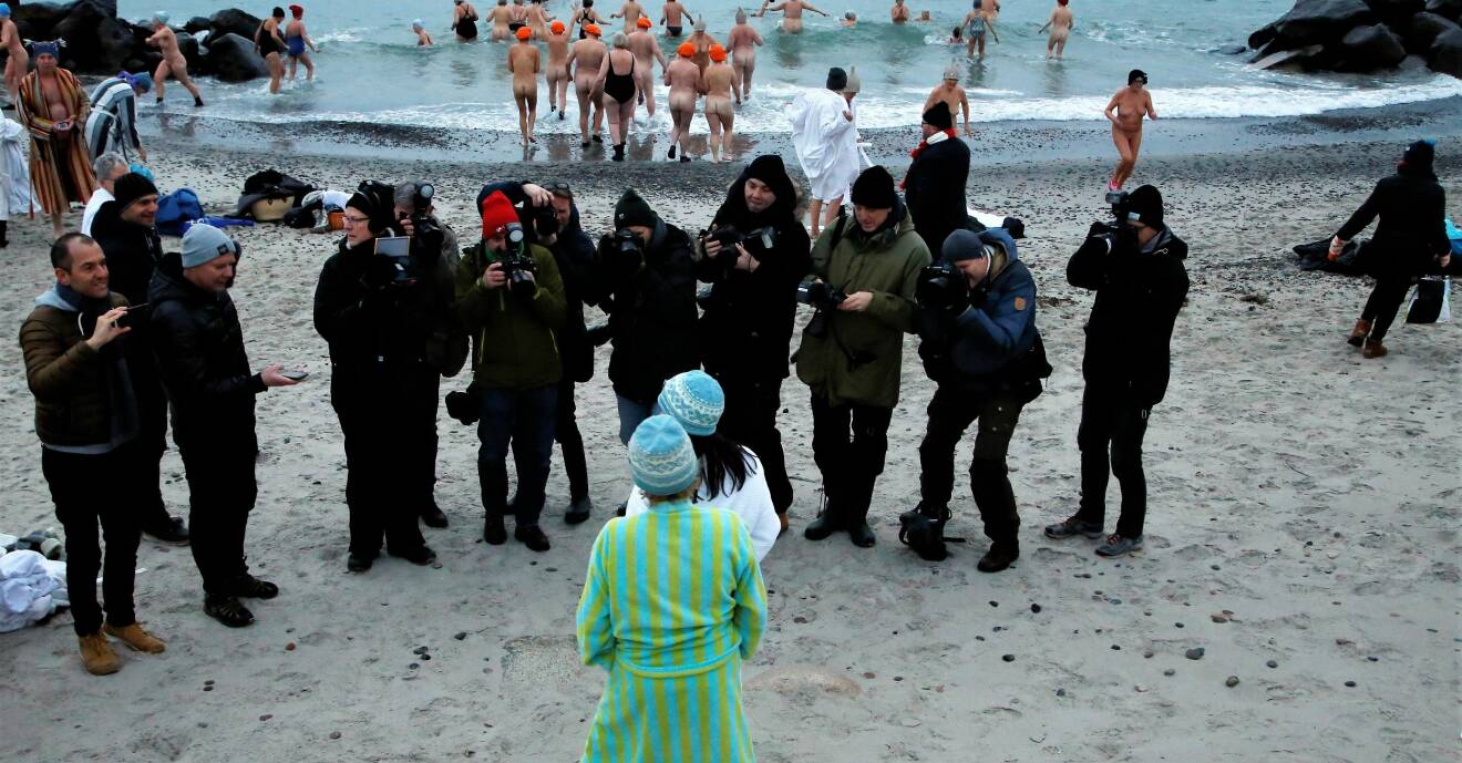 Massor av vinterbadare och fotografer i Skagen då grevinnan Alexandra var på plats och badare.