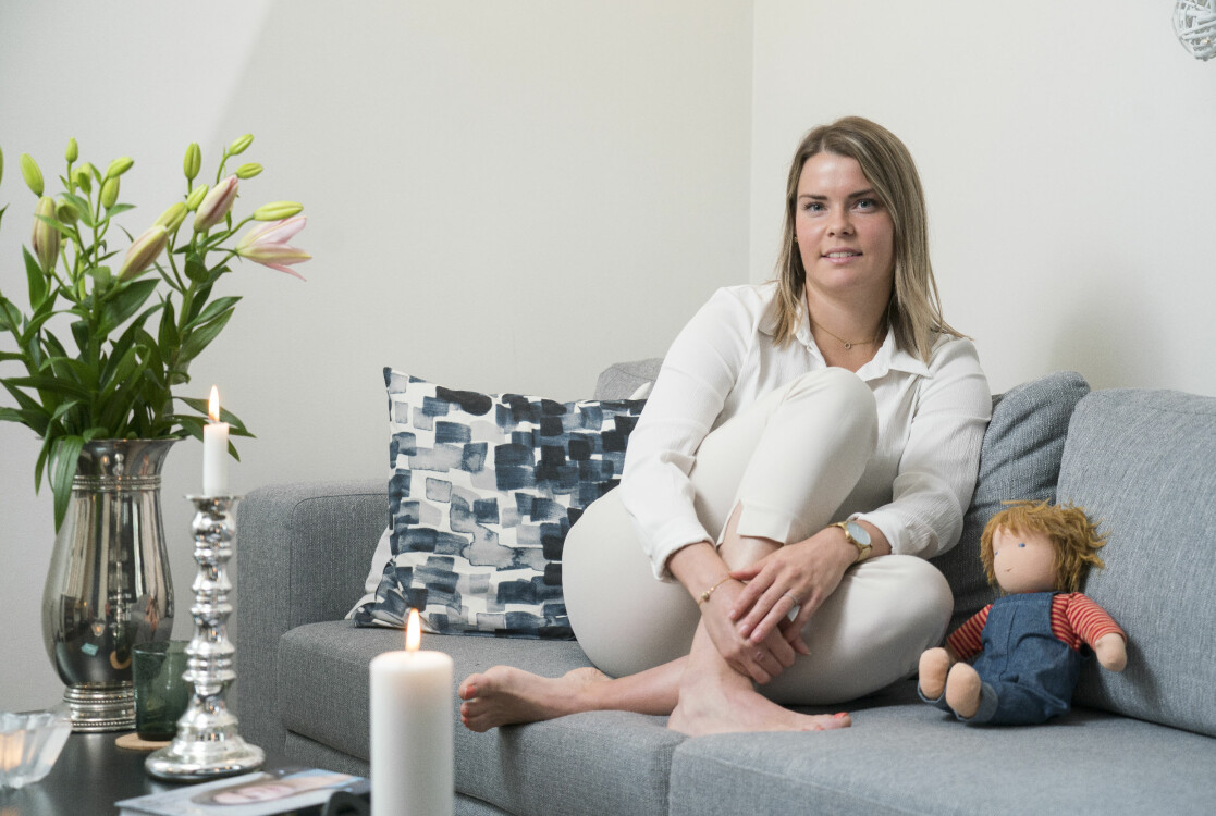 Henriettas barndom präglades av skräck och förtvivlan. Hon var rätt att pappan skulle döda mannan – eller att gå och hänga sig, som han hotade med. Henrietta Lysén sitter i sin soffa och berättar om sin svåra barndom och boken hon har skrivit om den.